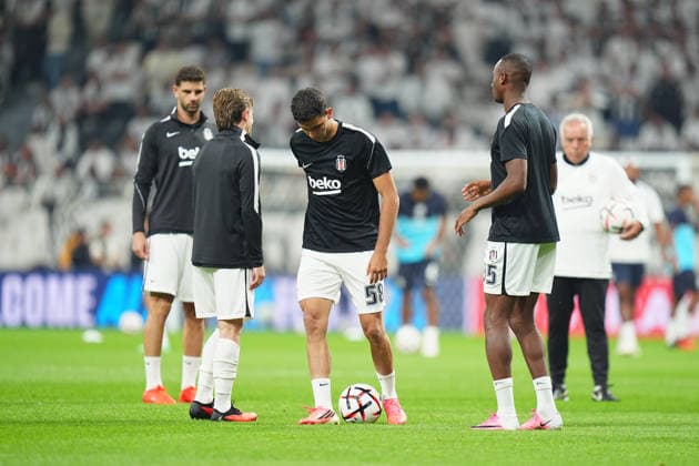 Besiktas v Olympique Marseille - UEFA Europa League ISTANBUL, TURKIYE - SEPTEMBER 17: Besiktas players warm up before the UEFA Europa League Week 1 match between Besiktas and Olympique Marseille at Tupras Stadium in Istanbul, Turkiye, on September 17, 2026. Adem Kutucu Anadolu Istanbul Turkey. Editorial use only. Please get in touch for any other usage.  Copyright: x2026xAnadoluxAdemxKutucux