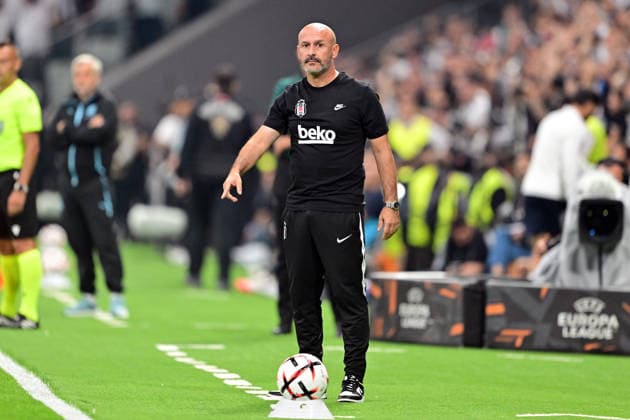 Besiktas v Olympique Marseille - UEFA Europa League ISTANBUL, TURKIYE - SEPTEMBER 17: Besiktas head coach Vincenzo Italiano gives tactical instructions to his players during the UEFA Europa League Week 1 match between Besiktas and Olympique Marseille at Tupras Stadium in Istanbul, Turkiye, on September 17, 2026. Serhat Cagdas Anadolu Istanbul Turkey. Editorial use only. Please get in touch for any other usage.  Copyright: x2026xAnadoluxSerhatxCagdasx