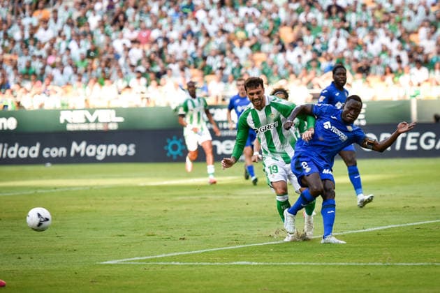 ESP: LaLiga EA Sports Real Betis v Getafe CF Troy Parrott of Real Betis and Djene Dakonam of Getafe during LaLiga EA Sports match between Real Betis v Getafe CF played at La Cartuja Stadium, Seville on September 17 2026 in Spain Spain Soccer Copyright: xAgenciaxLOFx