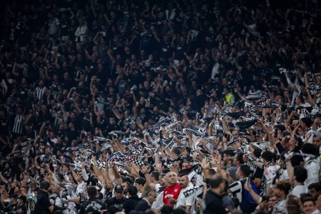 Besiktas JK vs Marseille UEFA Europa League - League Phase MD1 Besiktas JK fans twirl their scarves prior to during the UEFA Europa League 2026 27 League Phase MD1 match between Besiktas JK and Marseille at Tupras Stadium in Istanbul, Turkey, on September 17, 2026 Istanbul Turkey  Copyright: xBurakxBasturkx