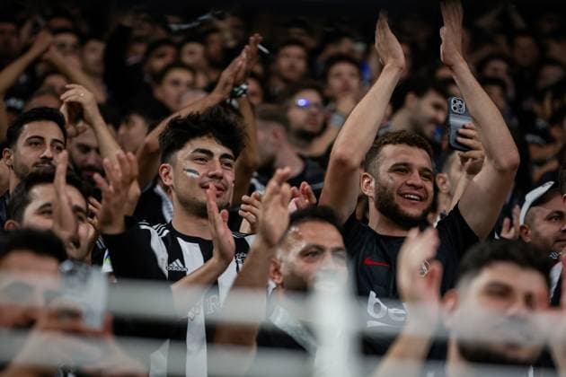 Besiktas JK vs Marseille UEFA Europa League - League Phase MD1 Besiktas JK fans applaud prior to the UEFA Europa League 2026 27 League Phase MD1 match between Besiktas JK and Marseille at Tupras Stadium in Istanbul, Turkey, on September 17, 2026 Istanbul Turkey  Copyright: xBurakxBasturkx