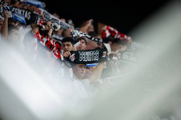Besiktas JK vs Marseille UEFA Europa League - League Phase MD1 Besiktas JK fans show their scarves prior to during the UEFA Europa League 2026 27 League Phase MD1 match between Besiktas JK and Marseille at Tupras Stadium in Istanbul, Turkey, on September 17, 2026 Istanbul Turkey  Copyright: xBurakxBasturkx