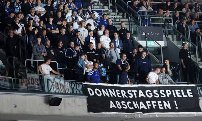 Plakat, Transparent der Straubinger Fans: Donnerstagsspiele abschaffen! Eishockey Penny DEL Deutsche Eishockey Liga 1.Spiel Saison 2026 2027 17.09.2026 EHC Eisbären Berlin EBB vs Straubing Tigers