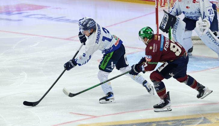 Mario Zimmermann, Gabriel Fontaine Zweikampf Spielszene Aktion Eishockey Penny DEL Deutsche Eishockey Liga 1.Spiel Saison 2026 2027 17.09.2026 EHC Eisbären Berlin EBB vs Straubing Tigers