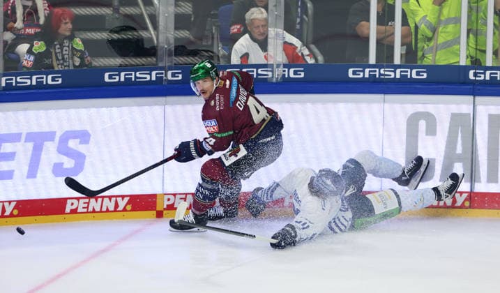 Brandon Davidson, Jamieson Rees Zweikampf Spielszene Aktion Eishockey Penny DEL Deutsche Eishockey Liga 1.Spiel Saison 2026 2027 17.09.2026 EHC Eisbären Berlin EBB vs Straubing Tigers