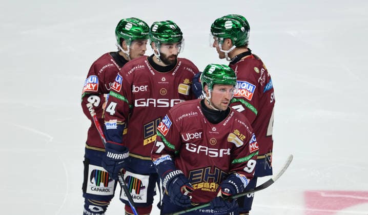 vorn Gabriel Fontaine, dahinter Ty Ronning, Liam Kirk, Adam Smith Eishockey Penny DEL Deutsche Eishockey Liga 1.Spiel Saison 2026 2027 17.09.2026 EHC Eisbären Berlin EBB vs Straubing Tigers