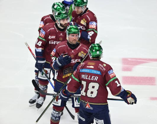 vorn Jonas Müller, dahinter Gabriel Fontaine, Liam Kirk, Adam Smith Eishockey Penny DEL Deutsche Eishockey Liga 1.Spiel Saison 2026 2027 17.09.2026 EHC Eisbären Berlin EBB vs Straubing Tigers