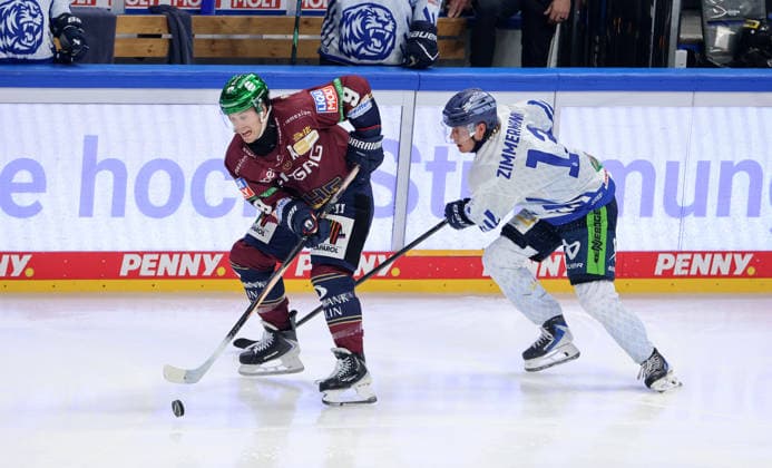 Ty Ronning, Mario Zimmermann Zweikampf Spielszene Aktion Eishockey Penny DEL Deutsche Eishockey Liga 1.Spiel Saison 2026 2027 17.09.2026 EHC Eisbären Berlin EBB vs Straubing Tigers