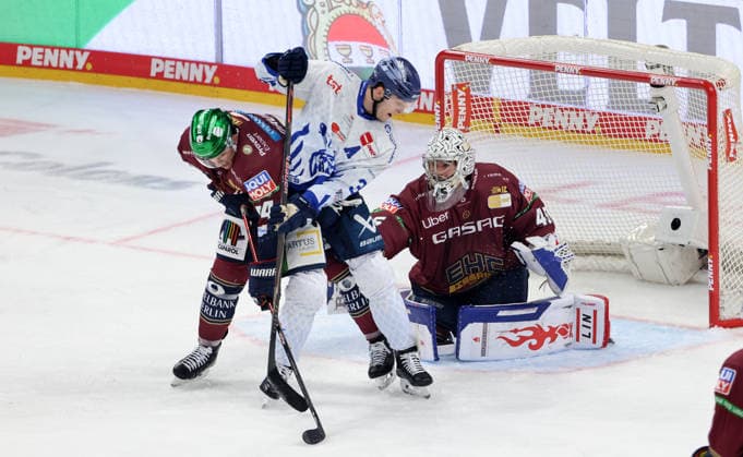 Brandon Davidson, Stefan Loibl, Torwart Jack LaFontaine Zweikampf Spielszene Aktion Eishockey Penny DEL Deutsche Eishockey Liga 1.Spiel Saison 2026 2027 17.09.2026 EHC Eisbären Berlin EBB vs Straubing Tigers