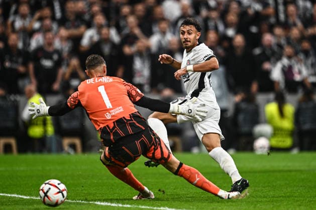 Besiktas v Olympique Marseille - UEFA Europa League ISTANBUL, TURKIYE - SEPTEMBER 17: Ilhan Fakili (R) of Besiktas in action against Jeffrey de Lange (L) of Olympique Marseille during the UEFA Europa League Week 1 match between Besiktas and Olympique Marseille at Tupras Stadium in Istanbul, Turkiye, on September 17, 2026. Hakan Akgun Anadolu Istanbul Turkey. Editorial use only. Please get in touch for any other usage.  Copyright: x2026xAnadoluxHakanxAkgunx