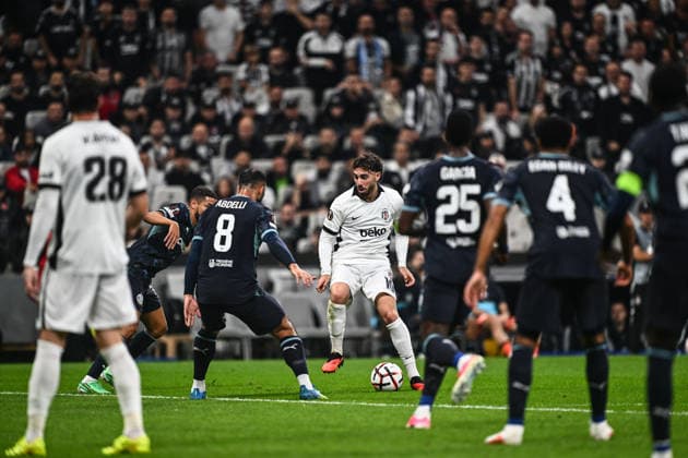 Besiktas v Olympique Marseille - UEFA Europa League ISTANBUL, TURKIYE - SEPTEMBER 17: Orkun Kokcu (10) of Besiktas in action against Himad Abdelli (8) of Olympique Marseille during the UEFA Europa League Week 1 match between Besiktas and Olympique Marseille at Tupras Stadium in Istanbul, Turkiye, on September 17, 2026. Hakan Akgun Anadolu Istanbul Turkey. Editorial use only. Please get in touch for any other usage.  Copyright: x2026xAnadoluxHakanxAkgunx