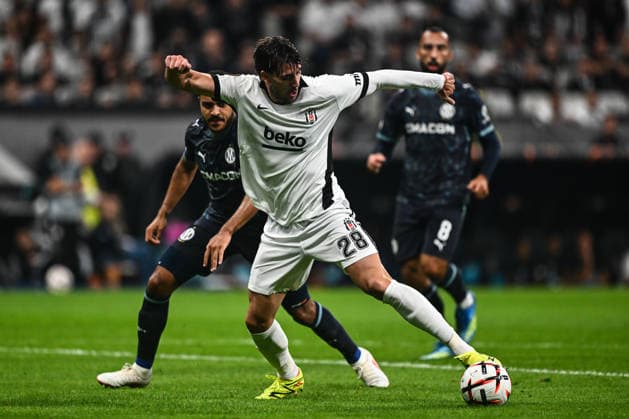 Besiktas v Olympique Marseille - UEFA Europa League ISTANBUL, TURKIYE - SEPTEMBER 17: Dusan Vlahovic (28) of Besiktas in action against CJ Egan-Riley (L) of Olympique Marseille during the UEFA Europa League Week 1 match between Besiktas and Olympique Marseille at Tupras Stadium in Istanbul, Turkiye, on September 17, 2026. Hakan Akgun Anadolu Istanbul Turkey. Editorial use only. Please get in touch for any other usage.  Copyright: x2026xAnadoluxHakanxAkgunx