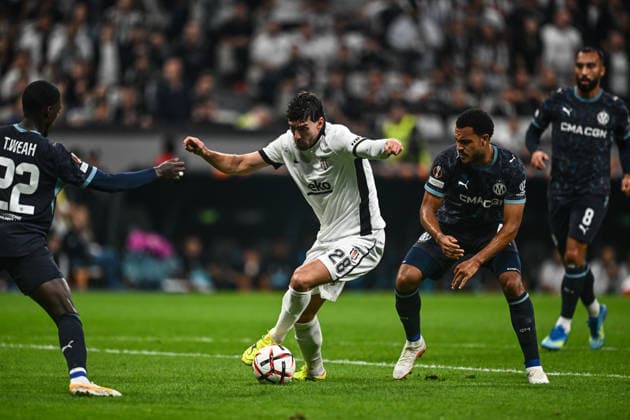 Besiktas v Olympique Marseille - UEFA Europa League ISTANBUL, TURKIYE - SEPTEMBER 17: Dusan Vlahovic (28) of Besiktas in action against CJ Egan-Riley (R) of Olympique Marseille during the UEFA Europa League Week 1 match between Besiktas and Olympique Marseille at Tupras Stadium in Istanbul, Turkiye, on September 17, 2026. Hakan Akgun Anadolu Istanbul Turkey. Editorial use only. Please get in touch for any other usage.  Copyright: x2026xAnadoluxHakanxAkgunx