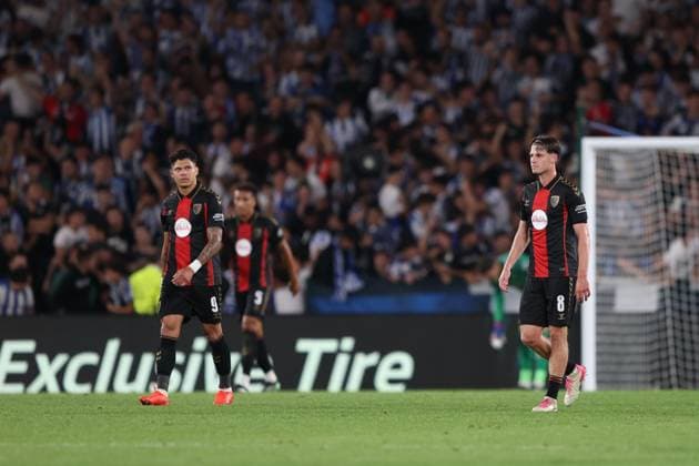 Evanilson of Bournemouth (L) and Alex Scott of Bournemouth (R) shows a look of dejection. Real Sociedad v AFC Bournemouth, UEFA Europa League, Football, Reale Arena, San Sebastian, Spain - 17 Sep 2026San Sebastian Reale Arena Australia  Copyright: xRaddadxJebarah Shutterstockx 17155987cf
