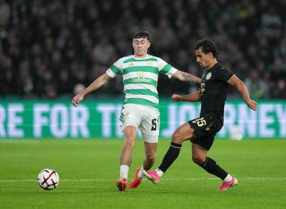 Colby Donovan of Celtic & Daniel Arzani of Ferencvaros Celtic v Ferencvaros, UEFA Europa League, Football, matchday 1, Celtic Park, Glasgow, Scotland, UKGlasgow Celtic Park Scotland United Kingdom  Copyright: xStuartxWallace Shutterstockx 17156106aj