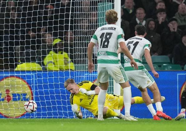 Celtic goalkeeper Viljami Sinisalo can t stop a shot from Ferencvaros captain Kristoffer Zachariassen who scores to give Ferencvaros a 1-2 lead. Celtic v Ferencvaros, UEFA Europa League, Football, matchday 1, Celtic Park, Glasgow, Scotland, UKGlasgow Celtic Park Scotland United Kingdom  Copyright: xStuartxWallace Shutterstockx 17156106aq