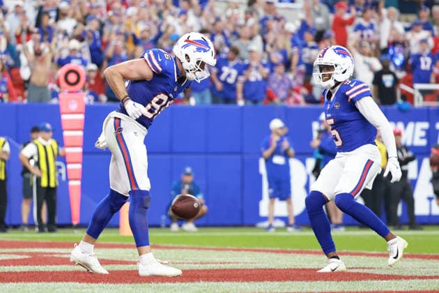 Detroit Lions vs Buffalo Bills ORCHARD PARK, NEW YORK - SEPTEMBER 17: Tight end Dalton Kincaid 86 celebrates with wide receiver Joshua Palmer 5 of the Buffalo Bills after scoring a touchdown during the first half of an NFL, American Football Herren, USA football game between the Detroit Lions and the Buffalo Billsat Highmark Stadium in Orchard Park, New York, USA, on Thursday, September 17, 2026 Orchard Park New York United States  Copyright: xJorgexLemusx originalFilename:lemus-detroitl260917_npleW