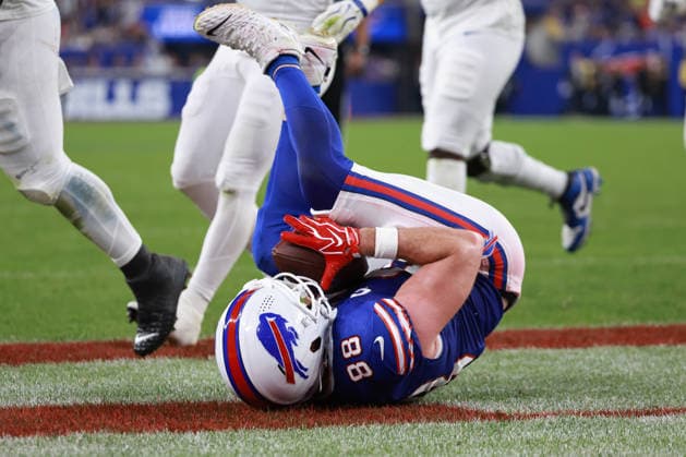 Detroit Lions vs Buffalo Bills ORCHARD PARK, NEW YORK - SEPTEMBER 17: Tight end Dawson Knox 88 of the Buffalo Bills scores a touchdown during the first half of an NFL, American Football Herren, USA football game between the Detroit Lions and the Buffalo Billsat Highmark Stadium in Orchard Park, New York, USA, on Thursday, September 17, 2026 Orchard Park New York United States  Copyright: xJorgexLemusx originalFilename:lemus-detroitl260917_npUZU