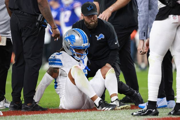 Detroit Lions vs Buffalo Bills ORCHARD PARK, NEW YORK - SEPTEMBER 17: Cornerback Avonte Maddox 29 of the Detroit Lions is helped off of the field after being injured during the first half of an NFL, American Football Herren, USA football game between the Detroit Lions and the Buffalo Billsat Highmark Stadium in Orchard Park, New York, USA, on Thursday, September 17, 2026 Orchard Park New York United States  Copyright: xJorgexLemusx originalFilename:lemus-detroitl260917_nptPy