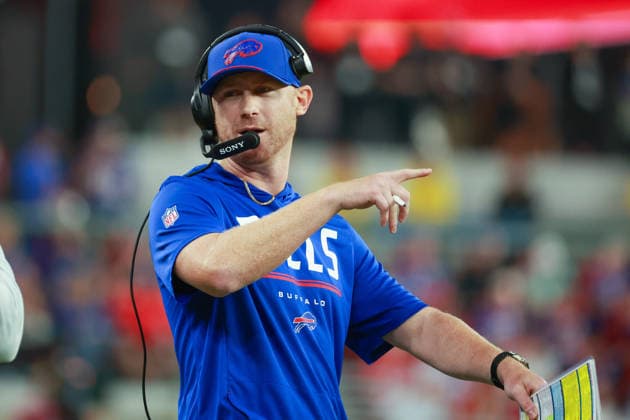 Detroit Lions vs Buffalo Bills ORCHARD PARK, NEW YORK - SEPTEMBER 17: Head coach Joe Brady of the Buffalo Bills communicates during an NFL, American Football Herren, USA football game between the Detroit Lions and the Buffalo Billsat Highmark Stadium in Orchard Park, New York, USA, on Thursday, September 17, 2026 Orchard Park New York United States  Copyright: xAmyxLemusx originalFilename:lemus-detroitl260917_npfql