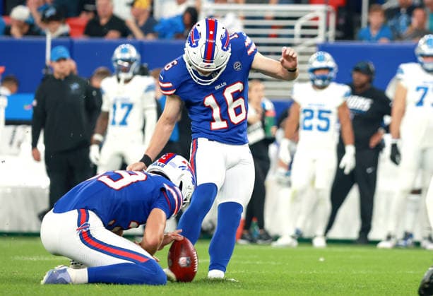 Detroit Lions vs Buffalo Bills ORCHARD PARK, NEW YORK - SEPTEMBER 17: place Kicker Tyler Bass (16) of the Buffalo Bills kicks for the extra point during an NFL, American Football Herren, USA football game between the Detroit Lions and the Buffalo Billsat Highmark Stadium in Orchard Park, New York, USA, on Thursday, September 17, 2026 Orchard Park New York United States  Copyright: xAmyxLemusx originalFilename:lemus-detroitl260917_npUwj