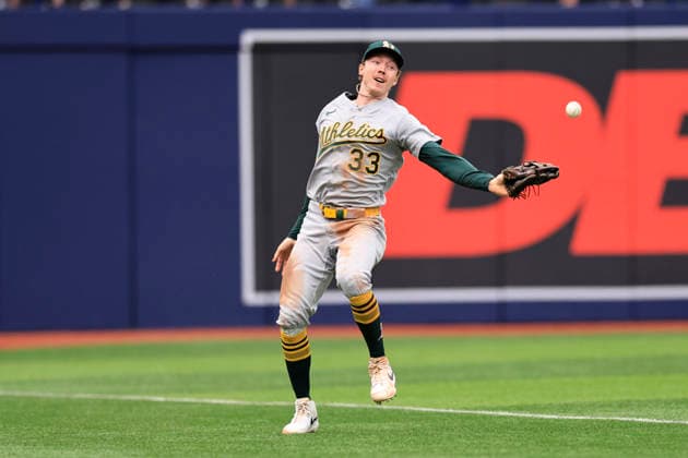 September 17, 2026, St. Petersburg, Florida, USA: Athletics left fielder Henry Bolte (33) attempts to catch a fly ball in foul territory off the bat of Tampa Bay Rays shortstop Taylor Walls (6) during an MLB, Baseball Herren, USA game on September 17, 2026 at Tropicana Field. The Rays beat the Athletics 10-1 and swept the series. St. Petersburg USA - ZUMAh180 20260917_zsp_h180_066 Copyright: xKimxHukarix