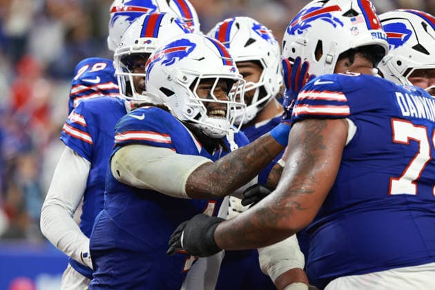 Detroit Lions vs Buffalo Bills ORCHARD PARK, NEW YORK - SEPTEMBER 17: Running back James Cook III 4 of the Buffalo Bills celebrates with teammates after scoring a touchdown during the second half of an NFL, American Football Herren, USA football game between the Detroit Lions and the Buffalo Billsat Highmark Stadium in Orchard Park, New York, USA, on Thursday, September 17, 2026 Orchard Park New York United States  Copyright: xJorgexLemusx originalFilename:lemus-detroitl260917_np79o.jpg
