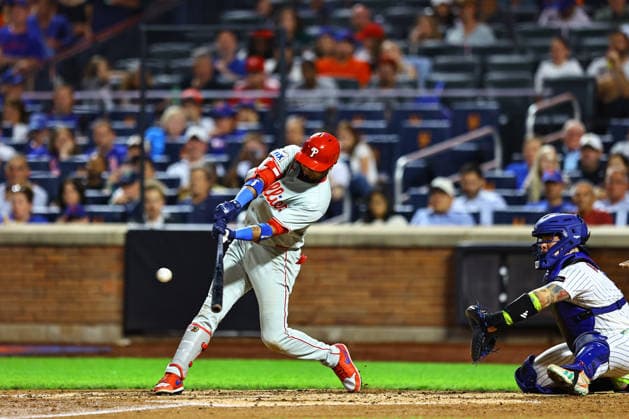 MLB, Baseball Herren, USA Philadelphia Phillies Vs. New York Mets Luis Arraez 4 of the Philadelphia Phillies hits a sacrifice fly during the seventh inning of a baseball game against the New York Mets at Citi Field in Corona, on September 17, 2026. Flushing N.Y. United States  Copyright: xGordonxDonovanx originalFilename:donovan-mlbphila260917_npgY0.jpg