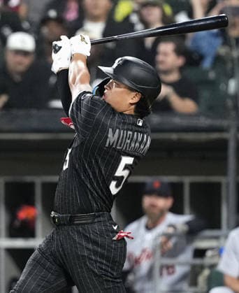 Baseball: Tigers vs. White Sox Munetaka Murakami of the Chicago White Sox hits a three-run home run in the first inning of a baseball game against the Detroit Tigers at Rate Field in Chicago on Sept. 17, 2026.  A14AA0005627763P