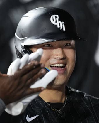 Baseball: Tigers vs. White Sox Munetaka Murakami of the Chicago White Sox celebrates with teammates in the dugout after hitting a three-run home run in the first inning of a baseball game against the Detroit Tigers at Rate Field in Chicago on Sept. 17, 2026.  A14AA0005627766P