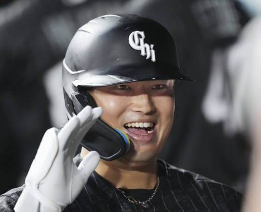 Baseball: Tigers vs. White Sox Munetaka Murakami of the Chicago White Sox celebrates with teammates in the dugout after hitting a three-run home run in the first inning of a baseball game against the Detroit Tigers at Rate Field in Chicago on Sept. 17, 2026.  A14AA0005627767P