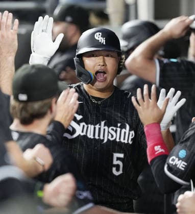 Baseball: Tigers vs. White Sox Munetaka Murakami of the Chicago White Sox celebrates with teammates in the dugout after hitting a three-run home run in the first inning of a baseball game against the Detroit Tigers at Rate Field in Chicago on Sept. 17, 2026.  A14AA0005627768P