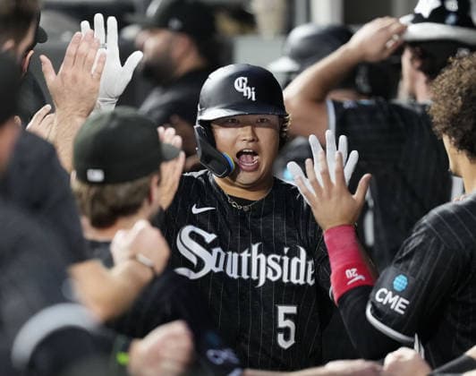 Baseball: Tigers vs. White Sox Munetaka Murakami of the Chicago White Sox celebrates with teammates in the dugout after hitting a three-run home run in the first inning of a baseball game against the Detroit Tigers at Rate Field in Chicago on Sept. 17, 2026.  A14AA0005627770P
