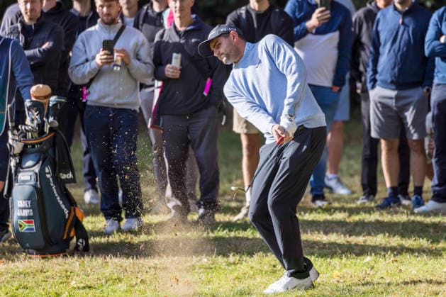 Golf - DP World Tour (European Tour) ˜Rolex Series™ - 2026 BMW PGA, Golf Herren Championship - Second Round - West Course, Wentworth Club - Friday 18th September 2026 Casey Jarvis (South Africa) plays from the rough on the 17th hole COLORSPORT DANIEL BEARHAM  cspDB_BMWPGA_R2_180926_
