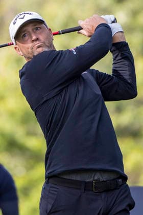 Golf - DP World Tour (European Tour) ˜Rolex Series™ - 2026 BMW PGA, Golf Herren Championship - Second Round - West Course, Wentworth Club - Friday 18th September 2026 2025 Wentworth champion Alex Noren (AUS) tees off from the 17th hole COLORSPORT DANIEL BEARHAM  cspDB_BMWPGA_R2_180926_