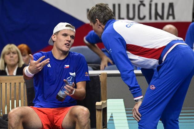 Jakub Mensik (CZE), left, speaks to non- playing captain Tomas Berdych during the game against Learner Tien (USA), the 2026 Davis Cup men s team tennis World Championship, WM, Weltmeisterschaft match between the Czech Republic and the United States, in Prague, Czech Republic, on September 18, 2026. (CTKxPhoto RomanxVondrous) CTKPhotoP2026091805539  CTKPhotoP2026091805539