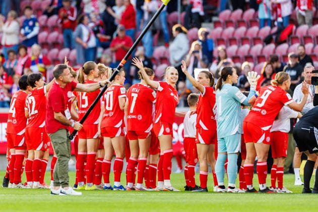 GPFBL, 1. FSV Mainz 05 - Eintracht Frankfurt, 18.09.2026, Mainz Die Mainzer Spielerinnen begrüßen die Fans vor dem Spiel der Google Pixel Frauen Bundesliga am 5. Spieltag der Saison 2026 27 zwischen dem 1. FSV Mainz 05 und Eintracht Frankfurt in der MEWA Arena, Mainz, 18.09.2026. Copyright: xBEAUTIFULxSPORTS Hahnex