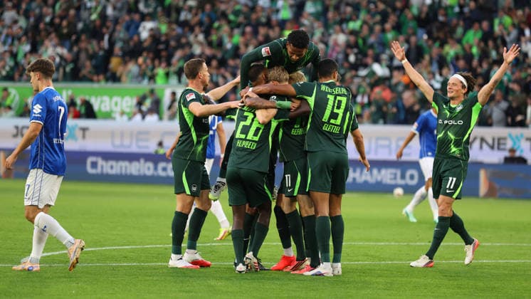 VfL vs. Darmstadt, 2. BL Wolfsburg, 18.09.2026, Fußball, Herren, 2. BL, Saison 2026 2027, VfL Wolfsburg vs. SV Darmstadt 98: Alexander Bernhardsson (VfL Wolfsburg) jubelt mit Mannschaftskollegen nach seinem Tor zum 1:0 (DFL DFB REGULATIONS PROHIBIT ANY USE OF PHOTOGRAPHS as IMAGE SEQUENCES and or QUASI-VIDEO) Volkswagen Arena Niedersachsen Deutschland