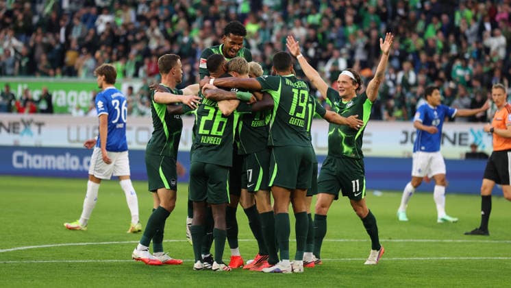 VfL vs. Darmstadt, 2. BL Wolfsburg, 18.09.2026, Fußball, Herren, 2. BL, Saison 2026 2027, VfL Wolfsburg vs. SV Darmstadt 98: Alexander Bernhardsson (VfL Wolfsburg) jubelt mit Mannschaftskollegen nach seinem Tor zum 1:0 (DFL DFB REGULATIONS PROHIBIT ANY USE OF PHOTOGRAPHS as IMAGE SEQUENCES and or QUASI-VIDEO) Volkswagen Arena Niedersachsen Deutschland