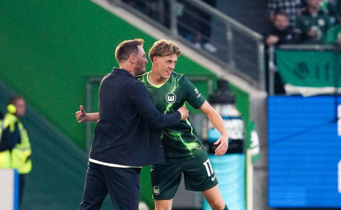 Deutschland:Fussball 2.Bundesliga 2026 2027, 6.Spieltag VfL Wolfsburg vs SV Darmstadt 98 - Volkswagen Arena (Wolfsburg): Tor und Torjubel zum Alexander Bernhardsson (VfL Wolfsburg, 17) Tobias Strobl (Trainer VfL Wolfsburg) Copyright: xAymanxAlahmedx