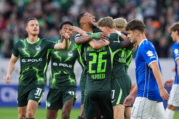 18.09.2026, xydrx, Herren, Fußball, 2.Bundesliga, VfL Wolfsburg - SV Darmstadt 98, Saison 2026 2027, Volkswagen Arena: Torjubel nach dem Tor zum 1:0 für den VfL Wolfsburg durch Torschütze Alexander Bernhardsson (VfL Wolfsburg, 17) zusammen mit Sael Kumbedi (VfL Wolfsburg, 26) und Yannick Gerhardt (VfL Wolfsburg, 31) DFB regulations prohibit any use of photographs as image sequences and or quasi-video. Copyright: HMBxMedia YannisxDreimann