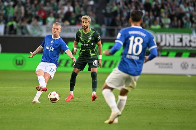 Herren I Frauen I Saison 2026-2027 I 2. Bundesliga I 6. Spieltag I VfL Wolfsburg - SV Darmstadt 98 I 18.09.2026 Kai Klefisch (17, SV Darmstadt 98) spielt den Pass auf Raoul Petretta (18, SV Darmstadt 98) Wolfsburg Volkswagen Arena Niedersachsen Deutschland Copyright: xLobeca InesxHähnelx