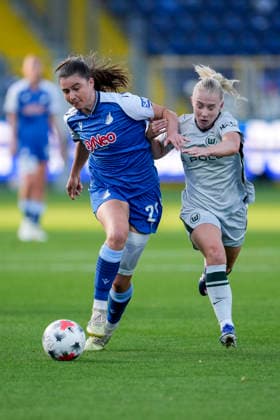 v.li.: Chiara Hahn (TSG, 23), Thea Bjelde (Wolfsburg, 2), Zweikampf, Spielszene, Duell, duel, tackle, tackling, Dynamik, Action, Aktion, 18.09.2026, Sinsheim (Hoffenheim) (Deutschland), Fussball, Google Pixel Frauen-Bundesliga, TSG 1899 Hoffenheim - VfL Wolfsburg, DFB DFL REGULATIONS PROHIBIT ANY USE OF PHOTOGRAPHS AS IMAGE SEQUENCES AND OR QUASI-VIDEO.