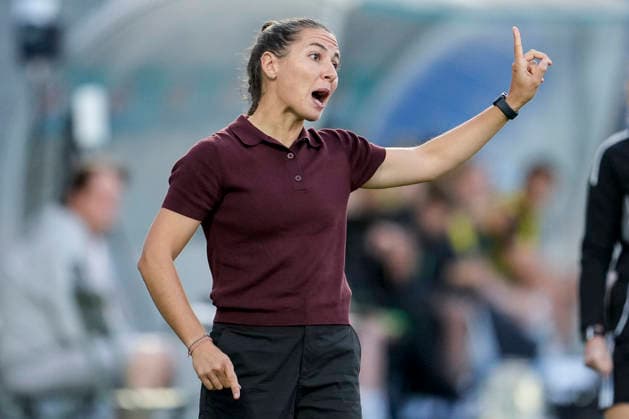Eva-Maria Virsinger (Cheftrainerin, Trainerin, TSG), gibt Anweisungen, gestikuliert, mit den Armen gestikulieren, Einzelbild, Einzelfoto, Aktion, Action, 18.09.2026, Sinsheim (Hoffenheim) (Deutschland), Fussball, Google Pixel Frauen-Bundesliga, TSG 1899 Hoffenheim - VfL Wolfsburg, DFB DFL REGULATIONS PROHIBIT ANY USE OF PHOTOGRAPHS AS IMAGE SEQUENCES AND OR QUASI-VIDEO.