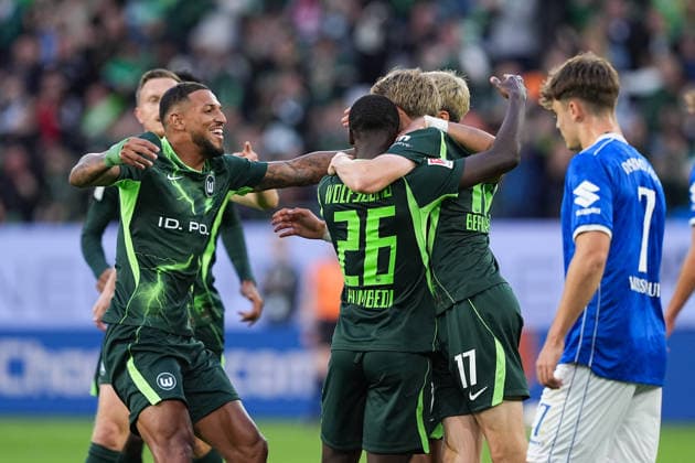 18.09.2026, xydrx, Herren, Fußball, 2.Bundesliga, VfL Wolfsburg - SV Darmstadt 98, Saison 2026 2027, Volkswagen Arena: Torjubel nach dem Tor zum 1:0 für den VfL Wolfsburg durch Torschütze Alexander Bernhardsson (VfL Wolfsburg, 17) zusammen mit Sael Kumbedi (VfL Wolfsburg, 26) DFB regulations prohibit any use of photographs as image sequences and or quasi-video. Copyright: HMBxMedia YannisxDreimann