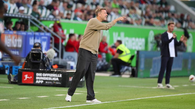 VfL vs. Darmstadt, 2. BL Wolfsburg, 18.09.2026, Fußball, Herren, 2. BL, Saison 2026 2027, VfL Wolfsburg vs. SV Darmstadt 98: Cheftrainer Florian Kohfeldt (SV Darmstadt 98), lautstark an der Seitenlinie, gestikulierend (DFL DFB REGULATIONS PROHIBIT ANY USE OF PHOTOGRAPHS as IMAGE SEQUENCES and or QUASI-VIDEO) Volkswagen Arena Niedersachsen Deutschland