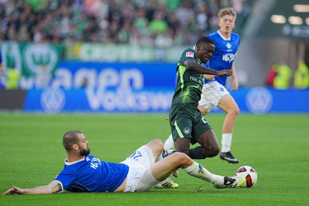 18.09.2026, xydrx, Herren, Fußball, 2.Bundesliga, VfL Wolfsburg - SV Darmstadt 98, Saison 2026 2027, Volkswagen Arena: Aleksandar Vukotic (SV Darmstadt 98, 20) im Zweikampf gegen Sael Kumbedi (VfL Wolfsburg, 26) DFB regulations prohibit any use of photographs as image sequences and or quasi-video. Copyright: HMBxMedia YannisxDreimann