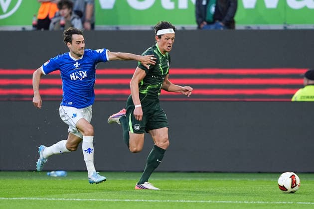 18.09.2026, xydrx, Herren, Fußball, 2.Bundesliga, VfL Wolfsburg - SV Darmstadt 98, Saison 2026 2027, Volkswagen Arena: Christopher Lannert (SV Darmstadt 98, 28) im Zweikampf gegen Fabian Reese (VfL Wolfsburg, 11) DFB regulations prohibit any use of photographs as image sequences and or quasi-video. Copyright: HMBxMedia YannisxDreimann