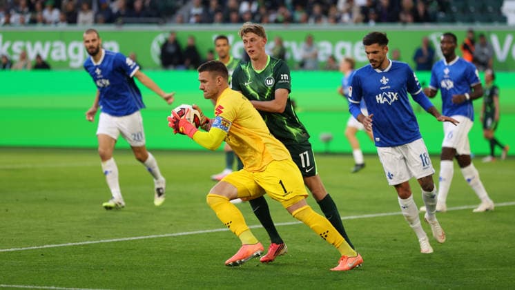 VfL vs. Darmstadt, 2. BL Wolfsburg, 18.09.2026, Fußball, Herren, 2. BL, Saison 2026 2027, VfL Wolfsburg vs. SV Darmstadt 98: Torwart Marcel Schuhen (SV Darmstadt 98), Alexander Bernhardsson (VfL Wolfsburg) (DFL DFB REGULATIONS PROHIBIT ANY USE OF PHOTOGRAPHS as IMAGE SEQUENCES and or QUASI-VIDEO) Volkswagen Arena Niedersachsen Deutschland