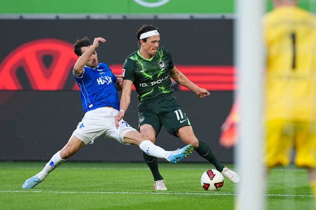 18.09.2026, xydrx, Herren, Fußball, 2.Bundesliga, VfL Wolfsburg - SV Darmstadt 98, Saison 2026 2027, Volkswagen Arena: Christopher Lannert (SV Darmstadt 98, 28) im Zweikampf gegen Fabian Reese (VfL Wolfsburg, 11) DFB regulations prohibit any use of photographs as image sequences and or quasi-video. Copyright: HMBxMedia YannisxDreimann